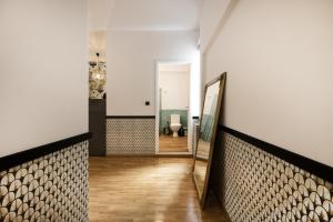 un pasillo con espejo y un pasillo que conduce a un baño en Designer renovated apartment in downtown Athens, en Atenas