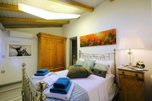 ein Schlafzimmer mit einem Bett mit Handtüchern darauf in der Unterkunft Limnos Experience in Mirina