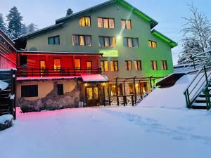 Hotel Forest Star on the Ski Slope v zimě