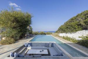 Bazén v ubytování Villa Alkyoni · Beautiful 8-person Family Villa with Great Views nebo v jeho okolí