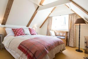 1 dormitorio con cama y ventana grande en Skylarks, enjoy the decking overlooking your garden and wildflower meadow en Old Newton