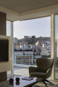 Telewizja i/lub zestaw kina domowego w obiekcie Über Lux 2 BR New Penthouse with Acropolis View