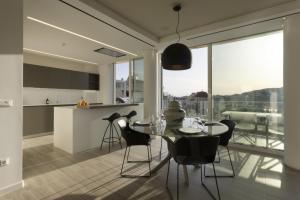 Zdjęcie z galerii obiektu Über Lux 2 BR New Penthouse with Acropolis View w Atenach