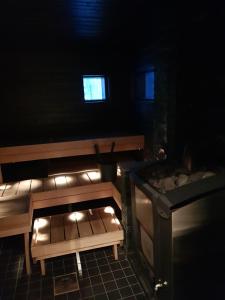 une chambre avec un banc, une baignoire et une fenêtre dans l'établissement Villa Vilmala, à Sääskilahti