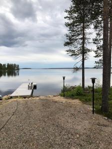 un quai sur un lac avec une personne sur celui-ci dans l'établissement Villa Vilmala, à Sääskilahti