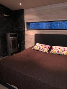 - une chambre avec un lit avec deux oreillers et une fenêtre dans l'établissement Villa Vilmala, à Sääskilahti