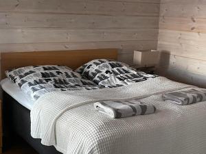 - un lit avec 2 serviettes dans l'établissement Villa Vilmala, à Sääskilahti