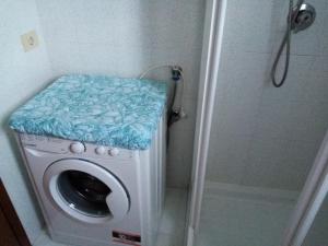 een wasmachine in een badkamer met een wasmachine bij Casa Luca in Tremosine Sul Garda