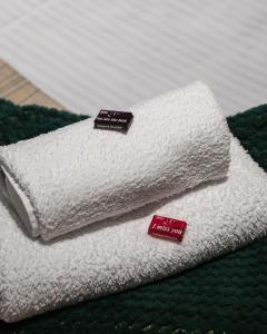 a white towel with a red sticker on it at Apartmani Lucija in Ludbreg