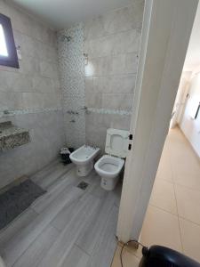 La salle de bains est pourvue de toilettes et d'un bidet. dans l'établissement Departamento temporario Federal, à La Rioja