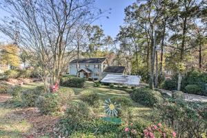 una imagen de una casa con jardín en Pet-Friendly Lakeside Retreat Hot Tub and Dock!, en Abbeville