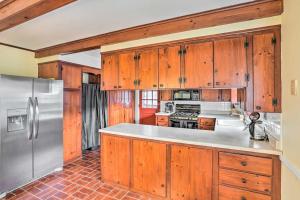 eine Küche mit Holzschränken und einem Kühlschrank aus Edelstahl in der Unterkunft Lovely Freehold Home with Deck, 16 Mi to Slopes in Freehold