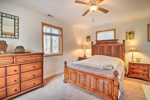 1 dormitorio con cama de madera y vestidor en Albrightsville Home Game Room and Community Perks, en Albrightsville