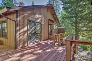 a cabin with a deck and a porch at Quiet and Cozy Twain Harte Cabin with Forest View in Twain Harte