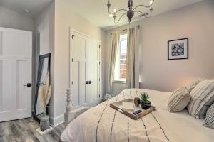 En eller flere senge i et værelse på The Beaufort Flat Near Downtown and Waterfront!