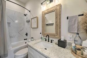 Et badeværelse på The Beaufort Flat Near Downtown and Waterfront! + 20 billeder