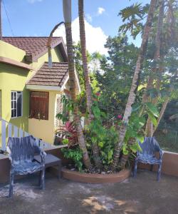 Сад в Gables Vacation Rentals with Private Gated Parking Onsite