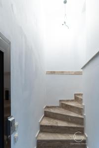 a staircase in a room with white walls at Guest House Siatista in Siátista