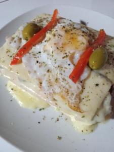 un plato de comida con huevos y verduras. en El Jardin Colonial en Calilegua