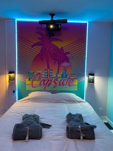 un lit avec trois sacs en dessus dans l'établissement Capsule Miami Vice - Jacuzzi - Billard - Ecran cinéma & Netflix - Ping-Pong - Nintendo & Jeux-, à Liévin