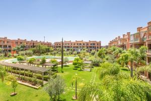 een appartementencomplex met een park met bomen en gebouwen bij Luxe et Cosy - 3 Chambres - Fitness - Wifi in Marrakesh