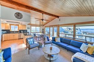 Η κουζίνα ή μικρή κουζίνα στο McKees Beach House with Ocean Views, Hot Tub!