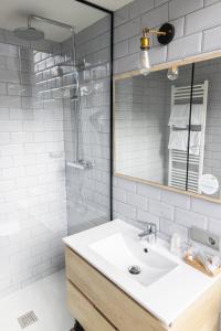ein Bad mit einem Waschbecken und einem Spiegel in der Unterkunft Hotel Cims de Camprodon in Camprodon