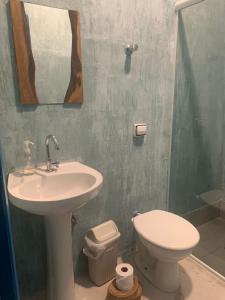 ein Bad mit einem Waschbecken und einem WC in der Unterkunft A casa di Maria in Ubatuba