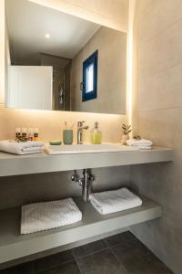 W łazience znajduje się umywalka i lustro. w obiekcie Alasthas w mieście Gavrion