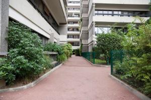 una pasarela frente a un edificio de apartamentos en HEY PARIS Entire apartment en París