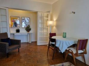 - un salon avec une table et des chaises dans l'établissement HEY PARIS Entire apartment, à Paris