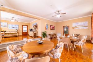 a living room with a table and chairs at Boa Vida Alojamentos in Vagos