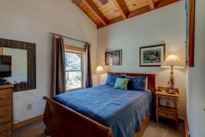 um quarto com uma cama azul e uma janela em Boles Lodge em Boone