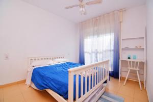 A bed or beds in a room at EXPOHOLIDAYS - VISTAS AL PUERTO DEPORTIVO GALERA