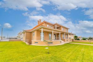 une grande maison avec une grande cour dans l'établissement Boa Vida Alojamentos, à Vagos