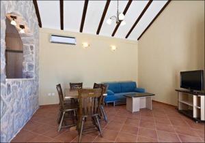 een woonkamer met een tafel en een blauwe bank bij Villa Mirta in Široke