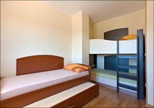 een kleine slaapkamer met 2 stapelbedden bij Villa Mirta in Široke +19 foto's