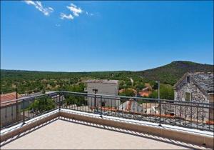 een balkon van een huis met uitzicht op een berg bij Villa Mirta in Široke