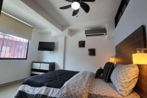 a bedroom with a bed and a ceiling fan at 55-4 Lindo apartamento de 2 recamaras. in Panama City