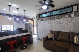 ein Wohnzimmer mit Couch und Küche in der Unterkunft 55-4 Lindo apartamento de 2 recamaras. in Panama-Stadt