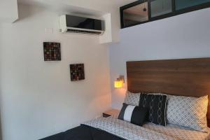 a bedroom with a bed and a tv on the wall at 55-4 Lindo apartamento de 2 recamaras. in Panama City