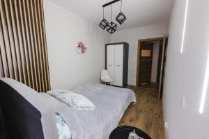 een slaapkamer met een bed en een spiegel bij Hello Kielce in Kielce