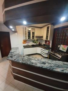 uma cozinha com um balcão de mármore num quarto em POUSADA JURERE em Florianópolis