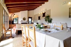 une salle à manger avec une table et des chaises blanches dans l'établissement Casa Entre Piedras y Estrellas, à Gallegos de Sobrinos