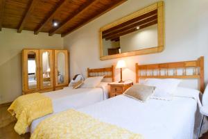 - une chambre avec 2 lits et un miroir dans l'établissement Casa Entre Piedras y Estrellas, à Gallegos de Sobrinos