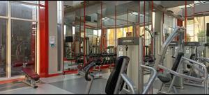 - une salle de sport avec un ensemble d'équipements de cardio-training dans l'établissement SBK HOTEL, à Istanbul