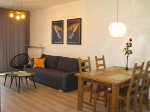uma sala de estar com um sofá e uma mesa em 4You Apartament em Białystok