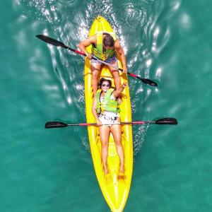 dos personas en un kayak en el agua en Casa remedios la bella, en Santa Marta