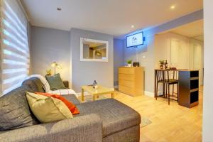 a living room with a couch and a kitchen at One Bedroom Apartment in Banbury Town Centre 5 Min Walk to Train Station with Fast Wifi and Smart Tv in Banbury