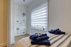 a bedroom with two blue towels on a bed at One Bedroom Apartment in Banbury Town Centre 5 Min Walk to Train Station with Fast Wifi and Smart Tv in Banbury